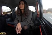 Sexíček s dievkou vo fake taxi